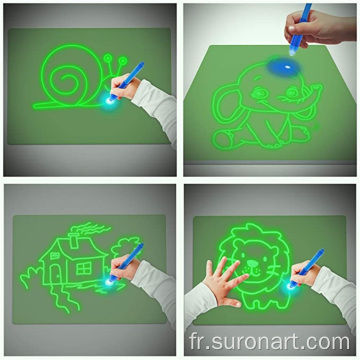 Dessiner avec une planche à dessin fluorescente amusante et légère